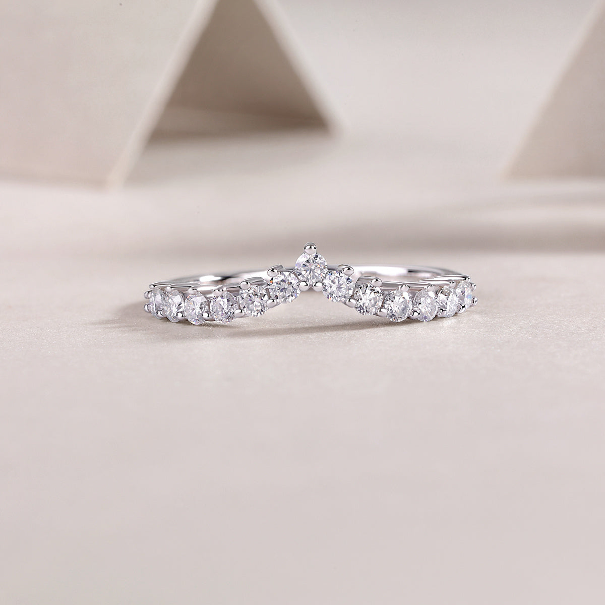 Anillo de diamantes con corona, lujoso y elegante anillo de plata con moissanita.