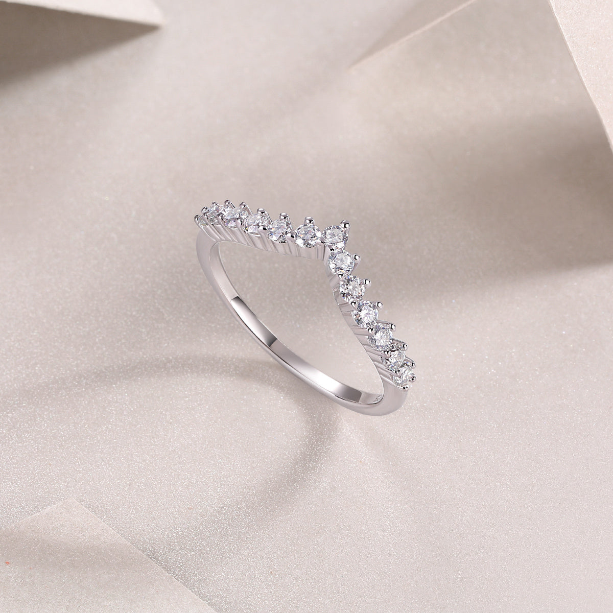 Anillo de diamantes con corona, lujoso y elegante anillo de plata con moissanita. 